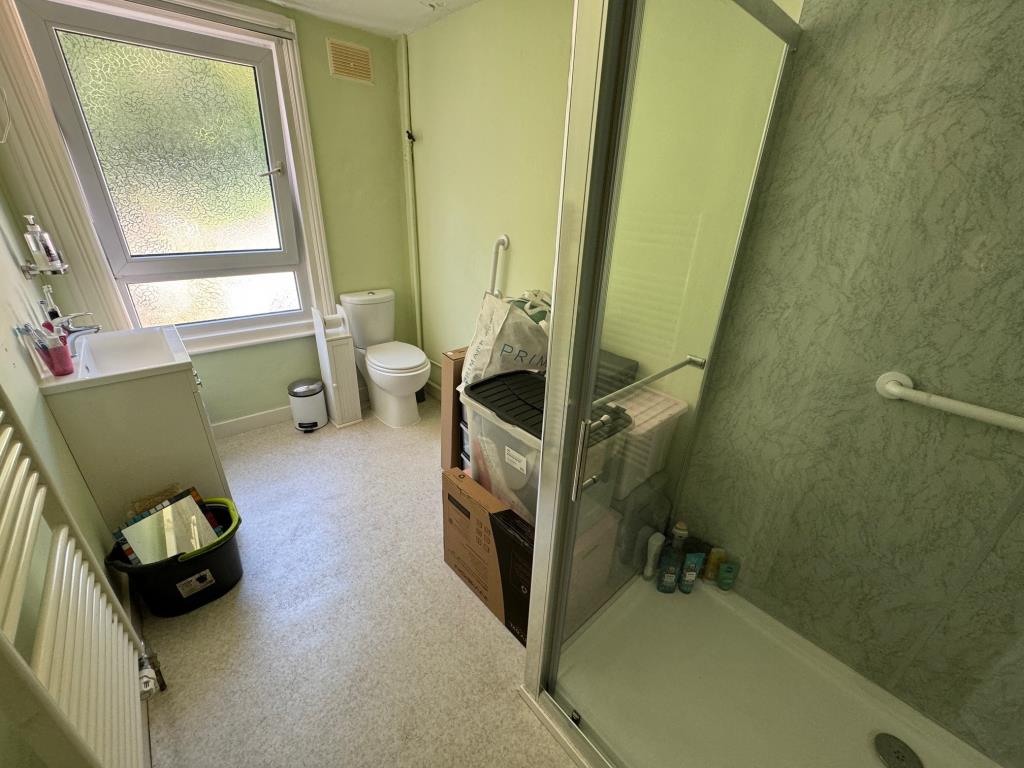 Lot: 61 - FOUR-BEDROOM TERRACE HOUSE - Shower room/WC